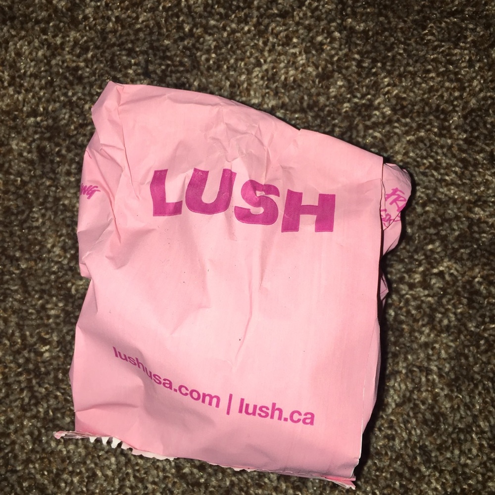 Lush bath bomb